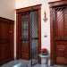 Sulla destra una porta in legno ci conduce allinterno dellappartamento che si sviluppa per un totale di 450 metri quadri